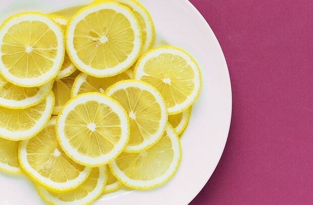 يحتوي الليمون على فيتامين سي ، وهو معزز للفعالية. 